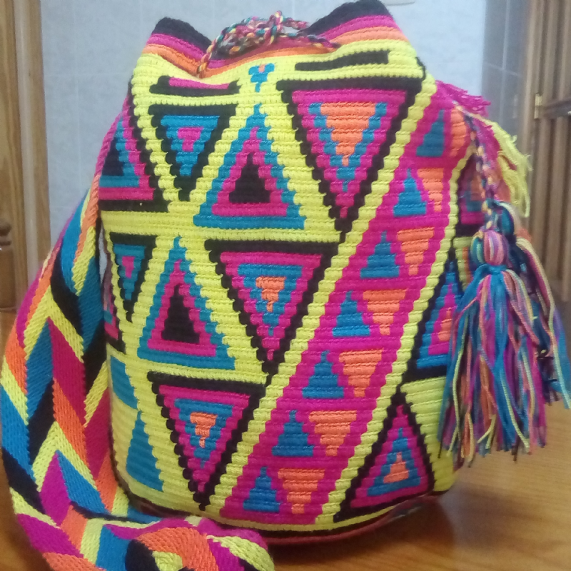 bolso artesanal- fondo amarillo 100% hecho  a mano , grande