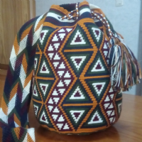 Bolso ARTESANAL - FONDO  MOSTAZA 100% HECHO  A MANO , GRANDE